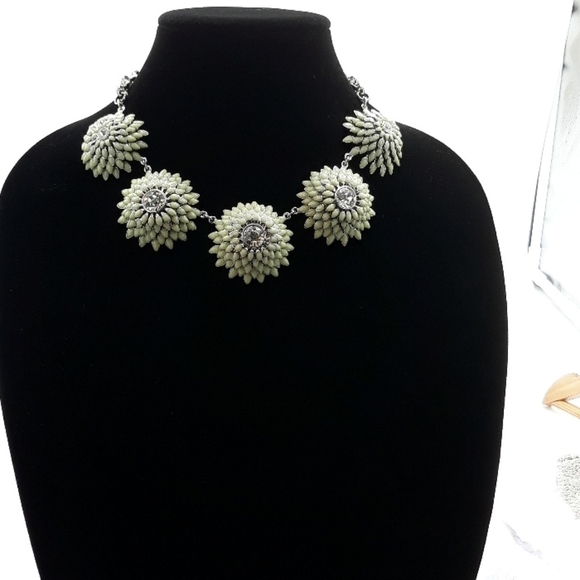 Ann Taylor Flower Necklace New With Tag - Picture 1 of 5